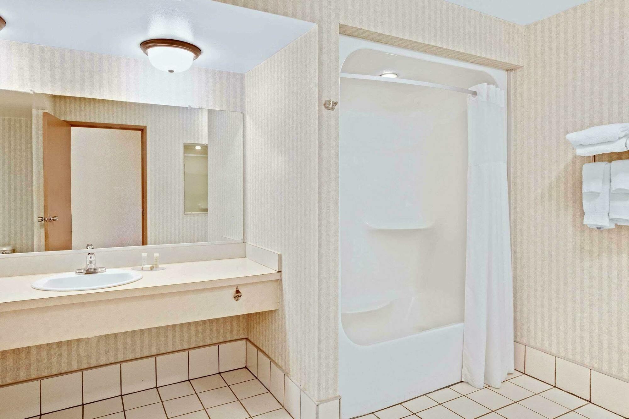 Howard Johnson By Wyndham Blackwood Near Philadelphia Екстериор снимка