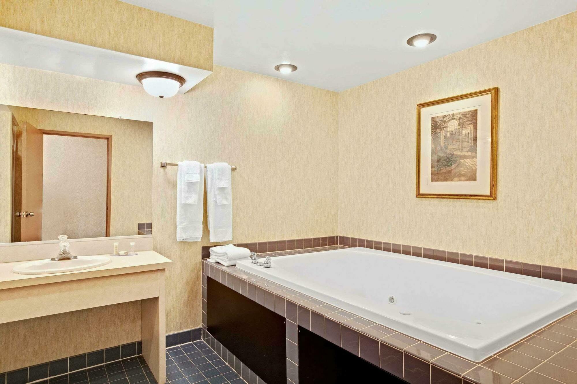 Howard Johnson By Wyndham Blackwood Near Philadelphia Екстериор снимка